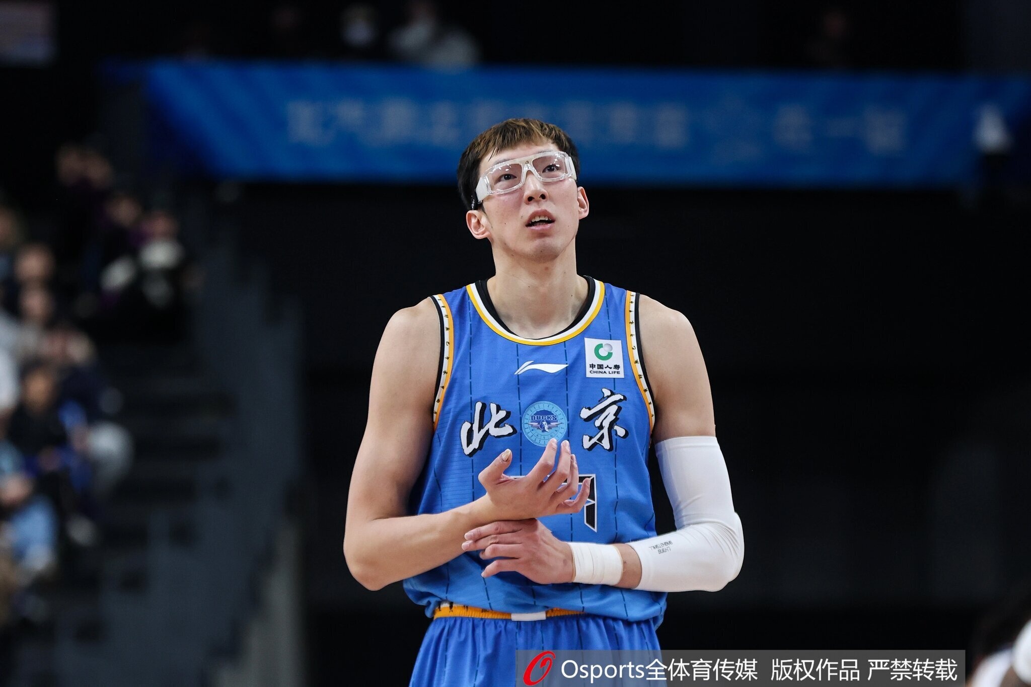 星空体育入口-防守中坚！周琦半场2中1拿到3分 但有7篮板1抢断2盖帽